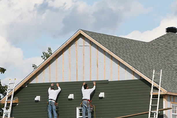 Professional Vinyl Siding technician working in Bartlett, IL